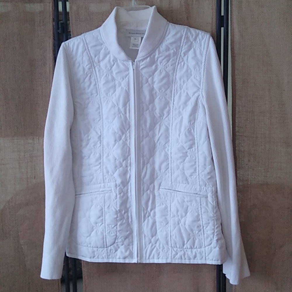 Woman's lightweight White Sweater/jacket.